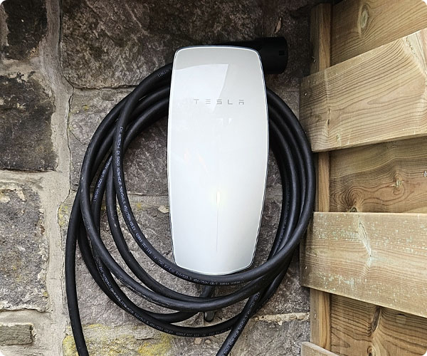 placement et raccordement d'une borne de recharge électrique Tesla à Liège