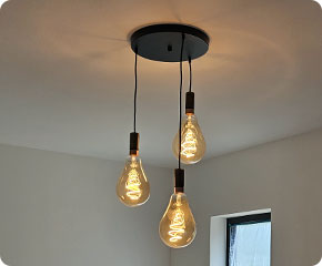suspension avec 3 ampoules à filament dans une salle à manger, région de Liège