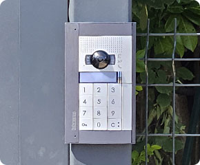 parlophone placé sur un portail à Trooz dans la province de Liège