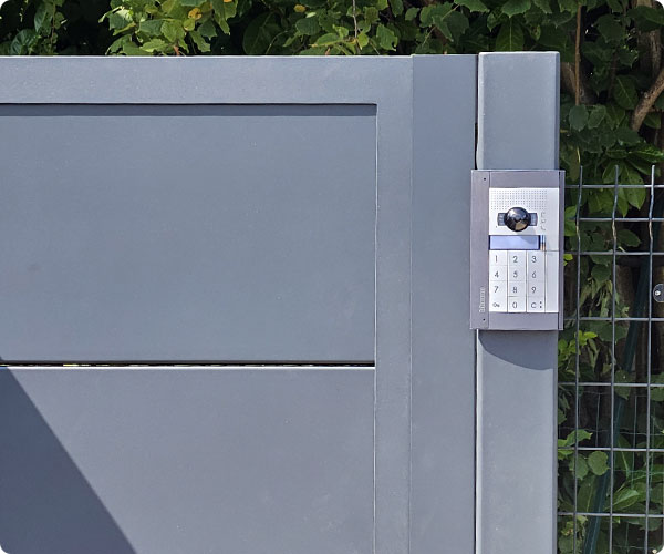 parlophone placé sur un portail à Trooz dans la province de Liège