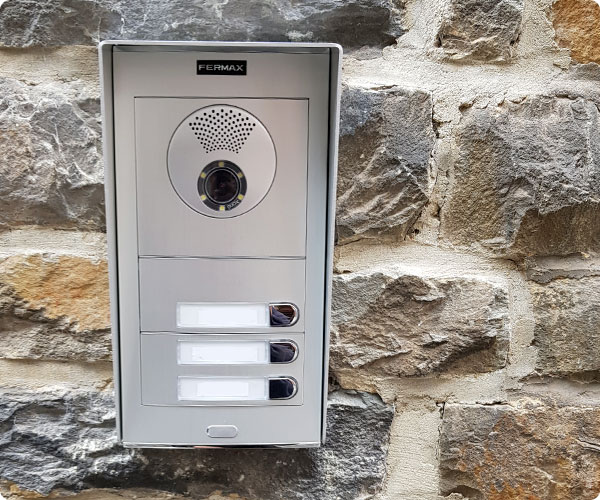 parlophone visiophone Fermax sur un mur en pierre