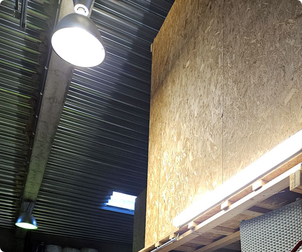 raccordement d'éclairages dans un entrepôt à Namur