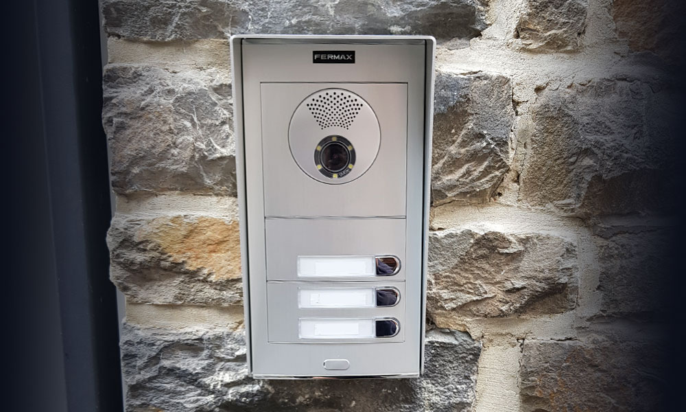 parlophone visiophone Fermax sur un mur en pierre